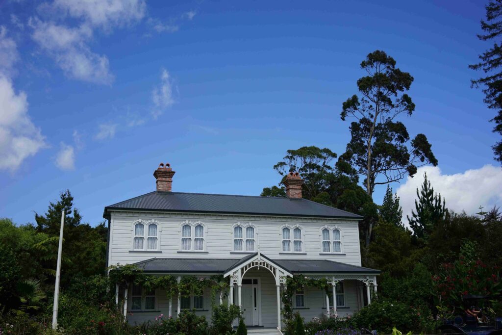 beautiful-shot-white-building-hamilton-gardens-new-zealand-blue-sky (1)-compressed