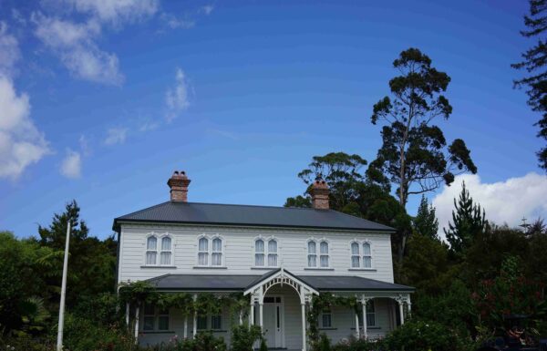 beautiful-shot-white-building-hamilton-gardens-new-zealand-blue-sky (1)-compressed